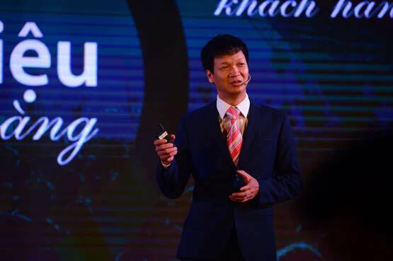 Ãng Nguyá»
n Viá»t DÅ©ng tại buá»i há»p báo ká»· niá»m 12 nÄm Viettel kinh doanh dá»ch vụ di Äá»ng.